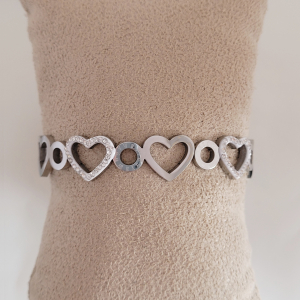 Bracelete Corações Vazados Ajustável Aço Inox 6,5cmx5cm diâmetro
