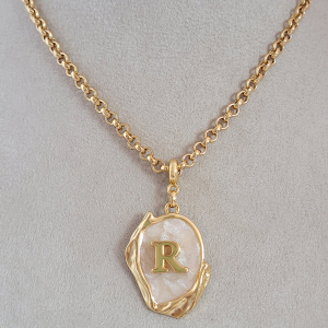 Colar Elo Português Com Pingente Madre Pérola Letra R Verniz Italiano 45cm + Extensor