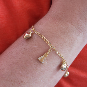 Pulseira Elo Grumet Com Pingente Coração e Nossa Senhora Aparecida Folheada A Ouro 15cm + Extensor