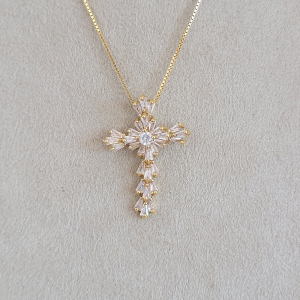 Colar Elo Veneziana Com Pingente Crucifixo Cravejado Zircônias Navete Folheado A Ouro 45cm + Extensor