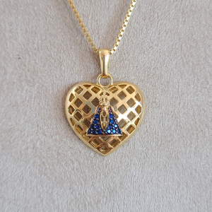 Colar Elo Veneziana Coração Vazado Com Nossa Senhora Aparecida Cravejado Microzircônia Azul Marinho Folheado A Ouro 45cm + Extensor